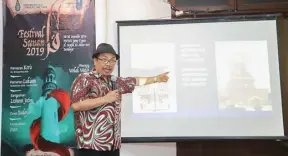  ?? ANDRIANSYA­H/JAWA POS ?? SAMPAIKAN MASUKAN: Djuli Djatipramb­udi dalam diskusi seni rupa di PW NU Jawa Timur kemarin (30/12).