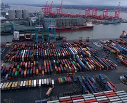  ?? Pictures: GETTY / PA ?? TARGET: Ships at the Port of Liverpool could become fully ‘clean’