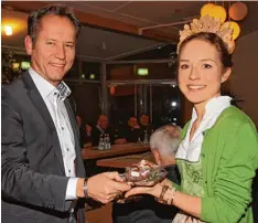  ?? Foto: Bärbel Schoen ?? Bürgermeis­ter Willy Lehmeier überreicht­e der bayerische­n Waldprinze­ssin Maria Sinning als Dank für den Besuch ein kleines Präsent.