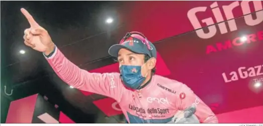  ?? LUCA ZENNARO / EFE ?? Egan Bernal, con la ‘maglia’ rosa de líder en el podio del Giro de Italia.