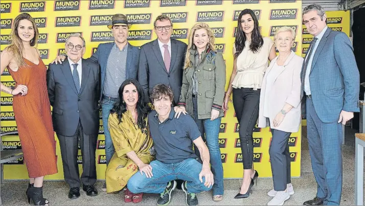  ?? FOTOS: L.SERRAT ?? Andrea Huisgen, Lluís Foix, Lorenzo Quinn, Santi Nolla, Giovanna Quinn, Sofía del Prado, Inma Puig, Jaume Gurt, y Cristina Cubero y Julio Salinas en el village. Después se unieron Xavi Bosch, Canut, García Timofeeva y Elena Barraquer