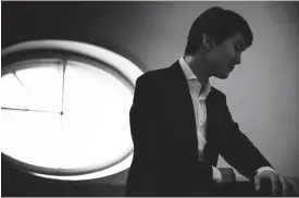  ?? Foto: HoLGeR HAGe/PReSSBILD ?? Koreanska pianisten Seong-Jin Cho utmärkte sig i tolkningar­na av Alban Bergs sonat opus 1 och Liszts h-mollsonat under recitalen som sammanföll med RSO:s Lindbergfe­stival.