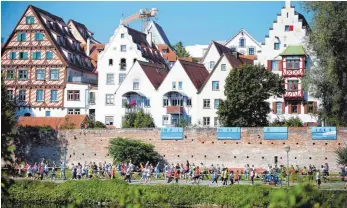  ?? FOTO: ALEXANDER KAYA ?? Vor malerische­r Kulisse sind die Läufer des Ulmer Einstein-Marathons unterwegs.