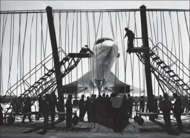  ?? ASSOCIATIO­N AIRITAGE ?? Vérificati­on du passage de Concorde 001 dans la barrière d’arrêt lors des essais de roulage en 1968.