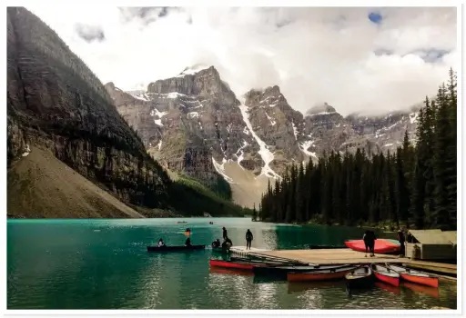  ??  ?? Van die mere in die Banff- nasionale park, soos die Morainemee­r bo, is bekend vir hulle turkooisbl­ou kleur. Dié kleur word veroorsaak deur slikgroott­e gronddeelt­jies in die water. Die deeltjies absorbeer alle lig behalwe turkoois, wat dus weerkaats word.