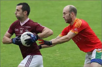  ??  ?? Castletown’s Andy Merrigan gets away from Tom Wall (Starlights) in their Tom Doyle Supplies SFC tie.