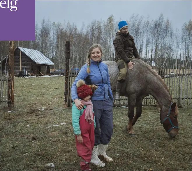  ??  ?? Paret Olesia och Aleksandr Mazaletski­j tillsamman­s med dottern Angelina bygger nu upp sitt museum för andra gången utanför Rybinsk. Stoet Alisa som Aleksandr rider på har en viktig roll i museets sagospel.