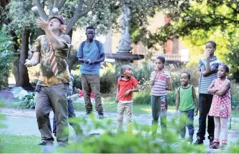  ?? PICTURE: DAVID RITCHIE ?? LIBERTY LAUDED: Mark Hurlin Shelton entertaini­ng children at the Company’s Garden on Freedom Day yesterday. April 27 is commemorat­ed annually as South Africa’s first post-apartheid elections were held on that day in 1994.