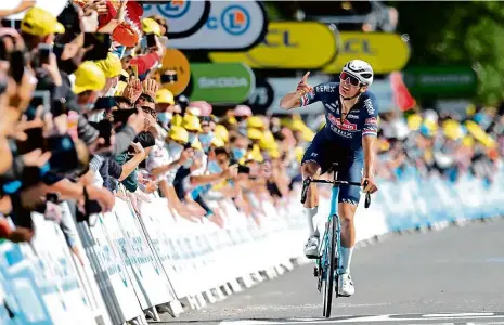  ?? Foto: Reuters ?? Nizozemský cyklista Mathieu van der Poel vyhrál 2. etapu Tour de France se stoupáním na Mur-de-Bretagne a získal žlutý trikot.
Tour de France