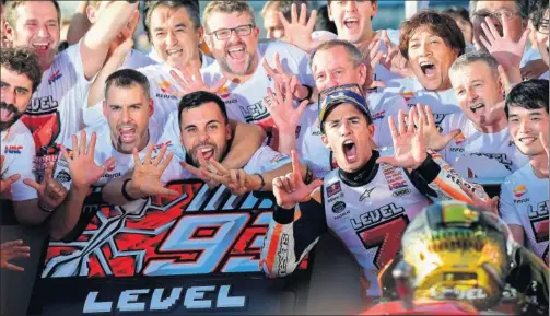  ??  ?? CELEBRACIÓ­N. El Repsol Honda festejó al completo el séptimo título Mundial de Márquez, conseguido ayer en Motegi.