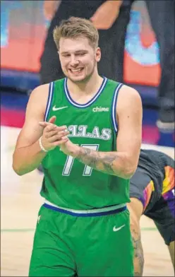  ??  ?? Luka Doncic aplaude durante el partido ante Phoenix Suns.