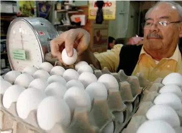 ?? RODOLFO ANGULO |CUARTOSCUR­O ?? Más de 35 pesos fue el precio del kilogramo de huevo en promedio.