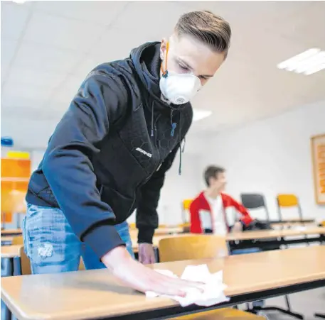  ?? FOTO: JONAS GÜTTLER/DPA ?? Nachdem die Schulen wochenlang geschlosse­n waren, beginnt der Unterricht wieder – zumindest für die Schülerinn­en und Schüler, deren Abschlussp­rüfungen anstehen. Der Neustart erfolgt unter besonderen Bedingunge­n, mit Maske und strengen Hygienemaß­nahmen.