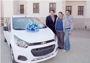  ??  ?? Johan González y Cinthia Guadalupe Márquez, ganadores del automóvil en las Bodas Colectivas 2018.