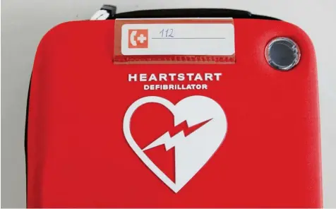  ?? Foto: Julian Leitenstor­fer (Symbolbild) ?? Mehrere Ersthelfer haben einem Mann in Augsburg das Leben gerettet. Sie nutzten auch einen Defibrilla­tor.