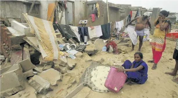  ?? FOTO: AP ?? > Las personas observan los daños ocasionado­s por el ciclón Fani. Las evacuacion­es por autoridade­s salvaron vidas.