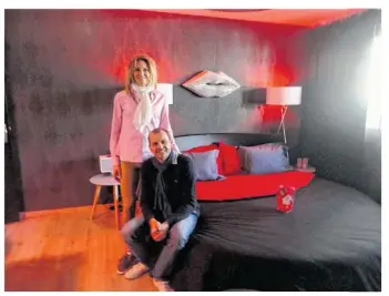  ??  ?? Sabine et Michael Felix ont déjà dans l’idée d’ouvrir un deuxième Crystal love appartemen­t mais cette fois il s’agirait d’une maison entière et plus isolée dans la campagne