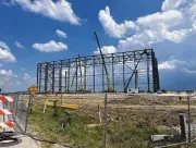  ?? CORNELIUS FROLIK / STAFF ?? Constructi­on continues on a new hangar at the Dayton Internatio­nal Airport.