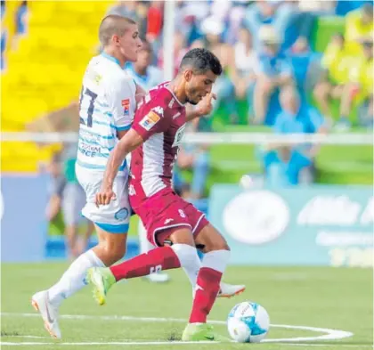  ?? JOSÉ CORDERO ?? Johan Venegas empezó el torneo con acierto, que se manifiesta en la red contraria. El domingo le marcó a la UCR FC. Sebastián Bermúdez forcejea con el morado.