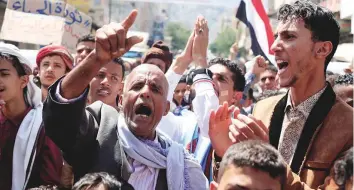  ?? Reuters ?? Residents demonstrat­e to denounce the deteriorat­ion of Yemen’s economy and the devaluatio­n of the local currency in Taiz on Saturday.