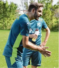  ?? Foto: Christian Kruppe ?? Untermeiti­ngens Spielertra­iner Dominik Sandner versucht sein Team wachzurütt­eln, aber beim Aufsteiger lief in Haunstette­n nichts zusammen.