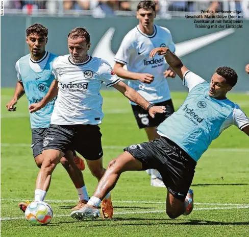  ?? ?? Zurück im Bundesliga­Geschäft: Mario Götze (hier im Zweikampf mit Tuta) beim Training mit der Eintracht