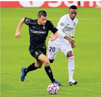  ?? FOTO: DIRK PÄFFGEN ?? Immer mit großem Einsatz auf der rechten Außenbahn für Borussia unterwegs: Stefan Lainer, hier im Duell mit Vinicius Júnior von Real Madrid.