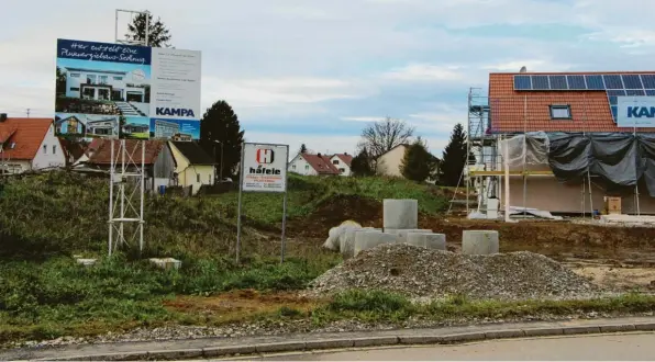  ?? Foto: Philipp Schröders ?? Beim Baugebiet in Merching zwischen der Kirchfeld-, Ostend- und Steinacher Straße geht es viel langsamer voran als von den Investoren geplant.