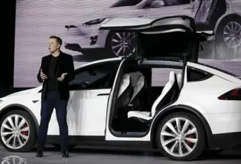  ?? STEPHEN LAM/REUTERS FILE PHOTO ?? Tesla CEO Elon Musk introduced the falcon wing door on the Model X electric sports-utility vehicles in September.