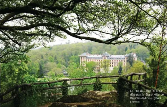  ??  ?? Le Roc au Chien et à l'arrière-plan le Grand Hôtel de Bagnoles-de-l'orne (photo : Letertre).