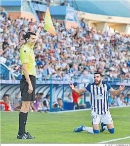  ?? ALBERTO DOMÍNGUEZ ?? Antoñito protesta una acción en el Recre-Castilla