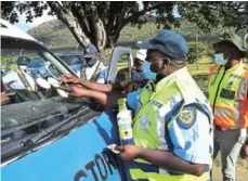  ?? Picture: ZINTLE BOBELO ?? ON WATCH: In a collaborat­ive effort, the SAPS, provincial traffic service, Chris Hani District Municipali­ty and Government Communicat­ion Informatio­n System conducted an Easter weekend roadblock operation on the N6 on Thursday