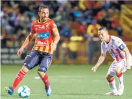  ?? JOSÉ CORDERO ?? Rándall Azofeifa (izq.) solo pudo actuar en dos de los últimos 12 juegos del Team, entre el torneo local y la Liga Concacaf.