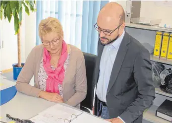  ?? FOTO: MARIUS LECHLER ?? Annette Vetter mit dem Hauptamtsl­eiter von Emmingen-Liptingen, Patrick Allweiler.