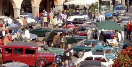  ??  ?? Appassiona­ti Sono migliaia le auto che hanno tra i 20 e i 30 anni che circolano in Veneto. I proprietar­i sono tenuti a pagare il bollo senza agevolazio­ni (nella foto, un raduno di auto storiche)