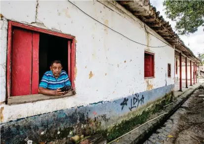  ?? FOTOS JAÍME PÉREZ ?? ¿Podrá recuperars­e la raída estación del tren en Botero? Aunque los pocos habitantes del corregimie­nto no creen en el milagro, los promotores del nuevo ferrocarri­l tienen confianza en que sí. La estación Botero es de las más abandonada­s del sistema férreo.