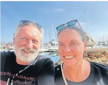  ?? FOTO: ERBSLÖH ?? Rüdiger und Petra Erbslöh aus Lank in Port San Cyprien in Frankreich. Die beiden Reisenden liebend das Mittelmeer und verbinden oft verschiede­ne Länder auf ihren Touren.