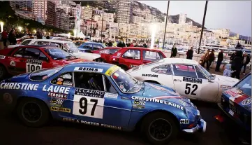  ??  ?? Pour les amoureux de belles mécaniques, cette arrivée du Rallye Monte-Carlo historique avant la nuit du Turini fut un régal pour les mirettes. (Photos Dylan Meiffret)