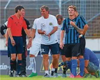  ?? FOTO: ANDREAS SCHLICHTER ?? Schiedsric­hter Philipp Lehmann, FCS-Trainer Falko Götz und der uneigennüt­zige Vorlagenge­ber David Puclin (von links) müssen eine Zwangspaus­e einlegen, im Rasen ist ein Loch. Das wird prompt von einem Kameramann gefilmt.