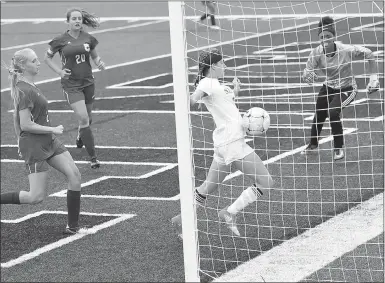  ?? Bud Sullins/Special to the Herald-Leader ?? Siloam Springs sophomore Hadley Crenshaw uses her body to score a second-half goal against Texarkana on Friday in the Class 6A quarterfin­als at Panther Stadium.