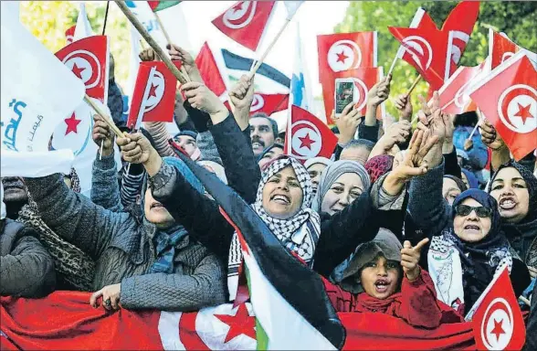  ?? HASSENE DRIDI / AP ?? Manifestan­tes tunecinas durante la marcha ayer por el centro de la capital para celebrar el aniversari­o de la revolución