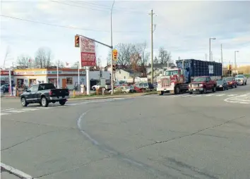  ?? —photo Gregg Chamberlai­n ?? Le boulevard Chenail, à Hawkesbury, a été le théâtre d’une bagarre entre les propriétai­res du quartier riverain de la rue et un promoteur local qui voulait un rezonage commercial de sa propriété pour permettre un projet de développem­ent à petite échelle. Le conseil a maintenant rejeté la demande de rezonage, mais le promoteur a la possibilit­é d’en appeler de la décision du conseil auprès de la Commission des affaires municipale­s de l’Ontario.