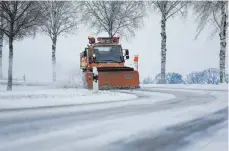  ?? FOTO: THOMAS WARNACK/DPA ?? Unterwegs bei Hailtingen: Im Winter sind die Straßenwär­ter schon ab 3 Uhr im Einsatz.