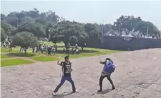  ??  ?? El grupo de atacantes iba vestido con jerseys que tenían el escudo de la UNAM y leyendas de los planteles Azcapotzal­co y Naucalpan del CCH.