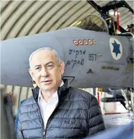  ?? Kobi Gideon / Efe ?? Binyamín Netanyahu, ayer de visita en la base aérea de Tel Nof.