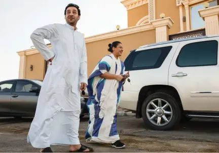  ?? (Iman al-Dabbagh /Los Angeles Times/TNS) ?? TALA MURAD, a Saudi university student, and her father, Midhat, stand in front of their home in a northern suburb of Jidda.