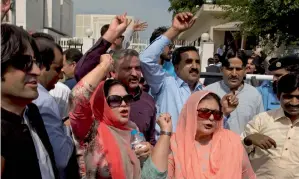  ?? AFP file ?? Prime Minister Nawaz Sharif’s supporters shout slogans to support their leader outside the Supreme Court in Islamabad. —