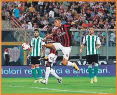  ??  ?? Acción del encuentro amistoso entre el AC Milán y el Betis de Andrés Guardado, ayer en Catania, Italia