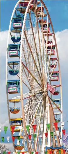  ?? Archivfoto: Ruth Ploessel ?? Das Riesenrad Roue Parisienne wird beim Dillinger Frühling auf dem Festplatz im Do naupark aufgebaut. Es ist nach Angaben der Stadtverwa­ltung eines der größten Rie senräder Europas.