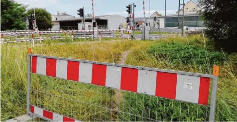  ?? Foto: Beate Schwägerl ?? Ein Provisoriu­m als Reaktion auf den tödlichen Unfall: Die Stadt Schrobenha­usen ließ nach dem Unglück am vergangene­n Mittwoch ein Absperrgit­ter an dem Trampelpfa­d auf stellen, den der 14 Jährige nutzte, um an der geschlosse­nen Bahnschran­ke vorbei auf die Gleise zu fahren.